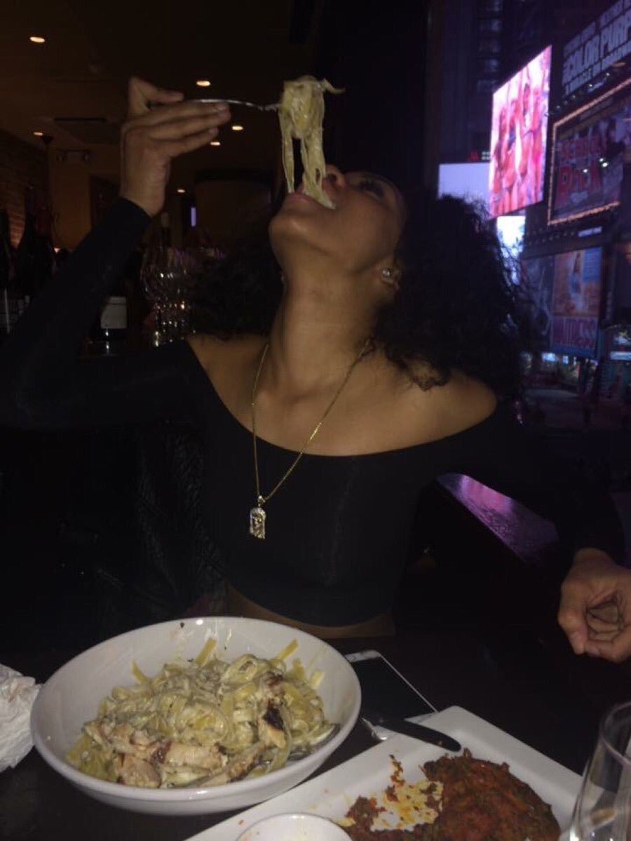 girls who don’t be scared to eat in front of their boyfriend u are appreciated