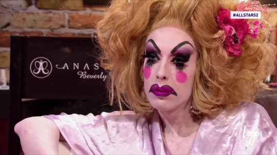 thereallifeprincess:  Someone: I love all natural women I hate when girls wear a lot of makeup it’s so unattractive I think girls look better without makeup they don’t need it! Girls that wear makeup are so fakeMe: