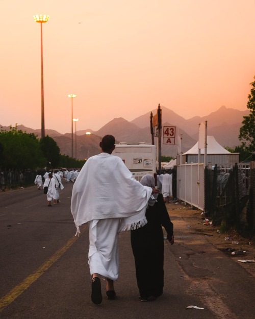 yescene - During Hajj on the day of Arafah this couple was...