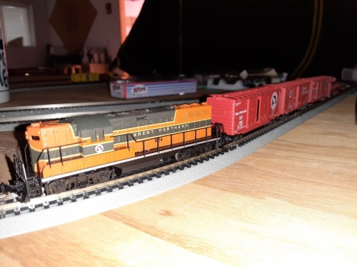 N Scale Great Northern GP7 And A Couple Of Boxcars. This Is The Beginning Of A Fun Layout.