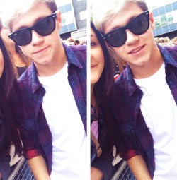 lirrylocks:    @dimplyxharry - I MET NIALL   