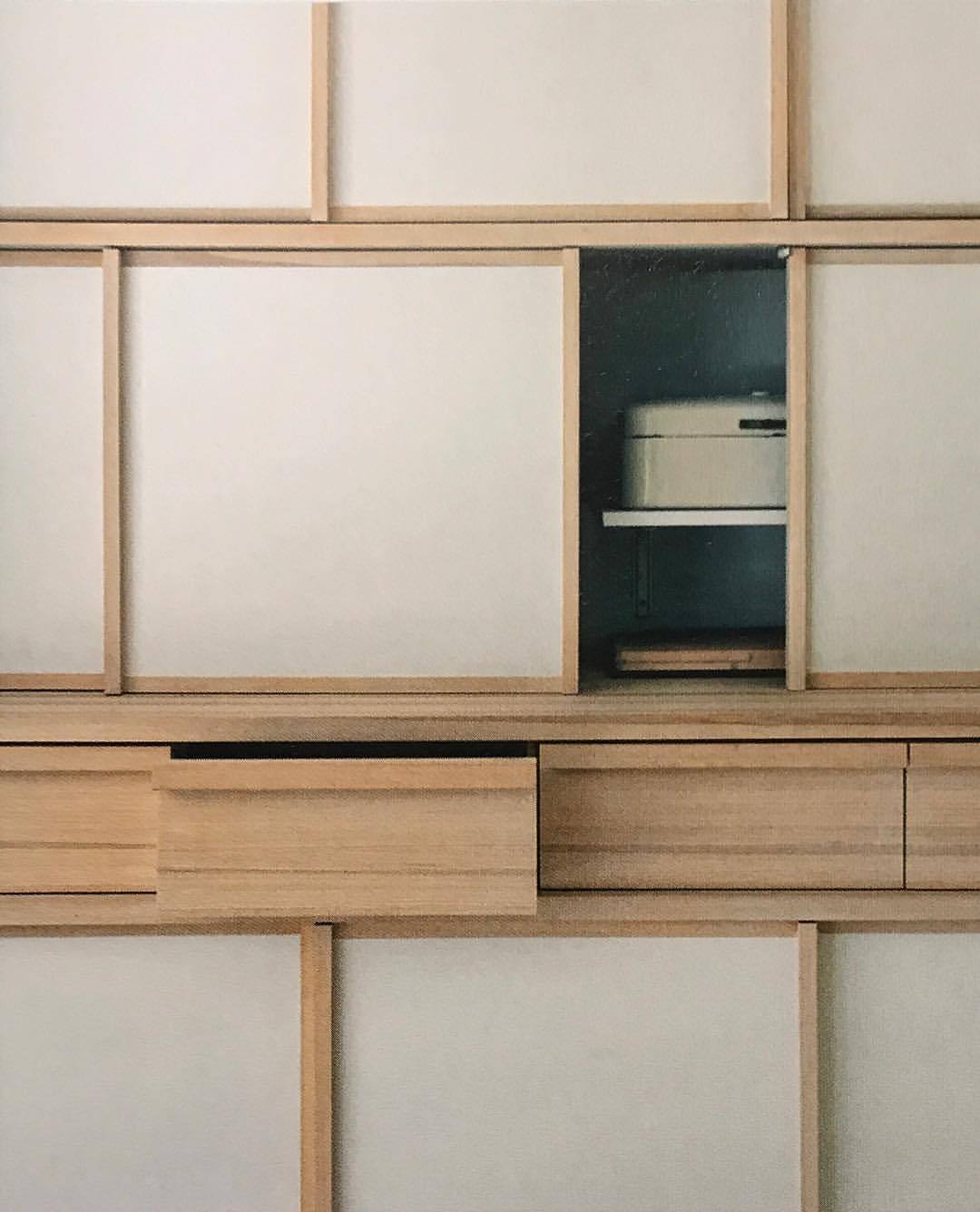 Kitchen cabinets by #JornUtzon for his own house in Hellebæk, Denmark (1952)
https://www.instagram.com/p/BeEnFVLnjUk/?igshid=jjxjzt2k9ebw