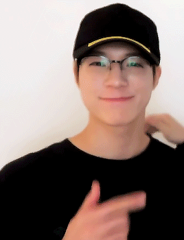 hnderys:he looks so good with glasses ♥︎