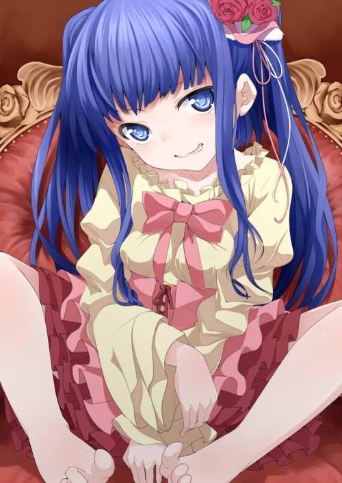 うみねこのなく頃に、古戸エリカ、ネム、nemu (nebusokugimi)、高解像度、にやり、ドレス、リボン、ロングヘア、ツインテール、一人、乳、女一人、座る、カメラ目線、笑顔、縛られた髪、お花、お花飾り、裸足、貧乳、足、青い目、青い髪、首かしげ、髪飾り