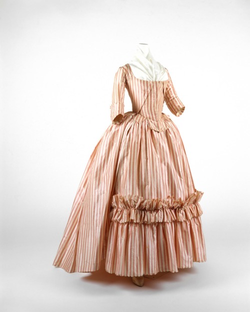 Robe à l’Anglaise1785–87. French. Silk. In eighteenth-century dress, the torso was encased by layers