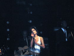 amywinehousequeen:  amy winehouse performing in philadelphia, 2007