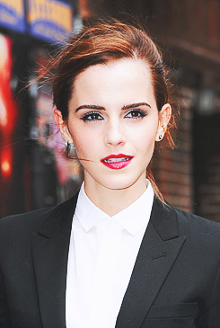 petite-blonde-and-snarky:  Emma Watson arrived at the Ed Sullivan Theater for the