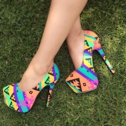 Ditzybabydoll:  Sonaytaste:  Love These Heels  Wow They Like Don’t Look Real They