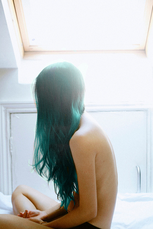 deadlycollision:  sad-sinner:  x  The photoshopped hair is horrid  HAIR.  <3