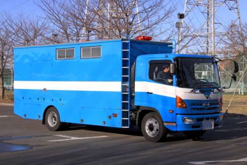 tobitetu: various-vehicles: 機動隊の「トイレカー」です。見た感じ重厚感があり特殊部隊の武器やら装置が載ってる様に見えますが実際はお手洗いが設置してあります。中はトイレです。
