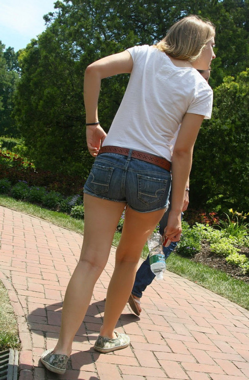 sbaughncandids:candidca.com/threads/two-sexy-teen-friends-in-denim-blonde-or-brunette.41/Two 