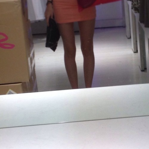 xxxrachelxxx:I like these Supre mirrors they make my legs look tanned!!#legs #shameless