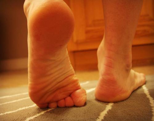 mywifesfeetarethebest: #prettysoles #wrinkledsoles #feet #mywifesfeetarethebest #toes #pés #barefoot