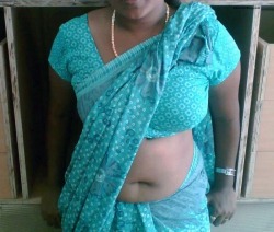 prythm:  Desi Bhabhi In Saree exposing boobs…