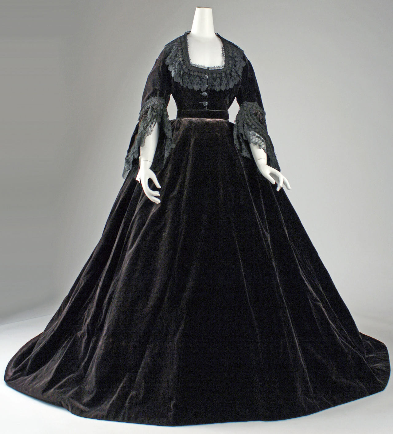 spookyloop:  ephemeral-elegance:  Lace Trimmed Velvet Mourning Dress wit Changeable