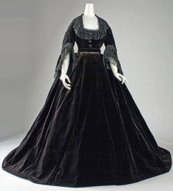 Spookyloop:  Ephemeral-Elegance:  Lace Trimmed Velvet Mourning Dress Wit Changeable