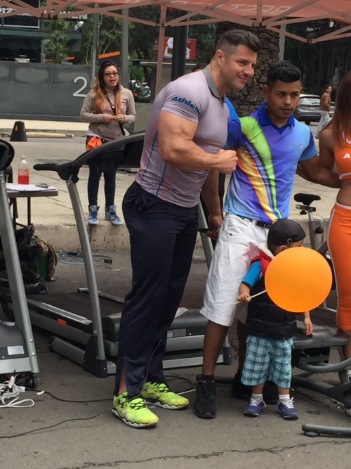 mercooriothong:  Random guy doing some promo. I drooled.