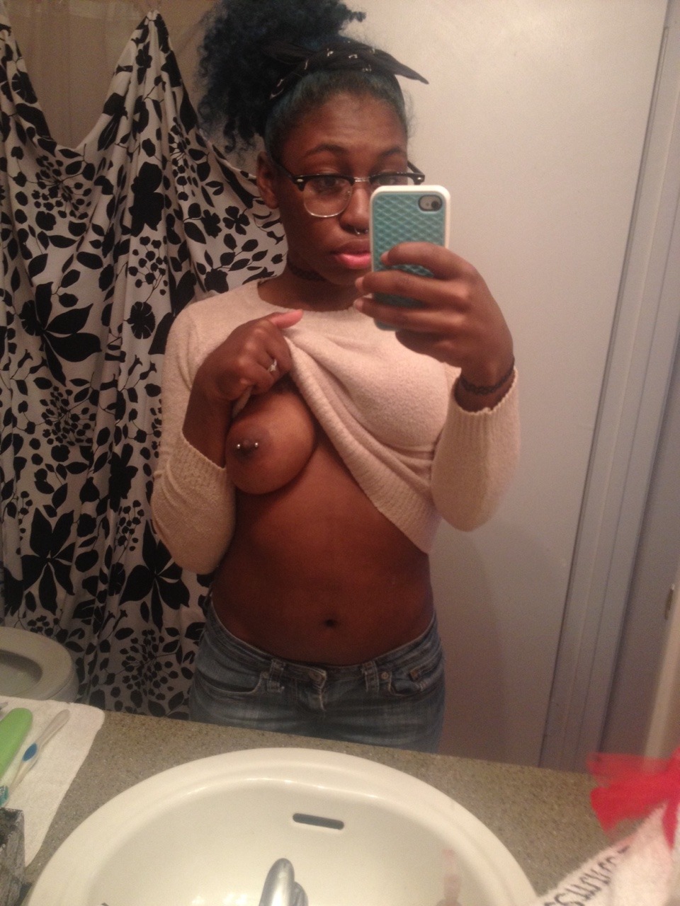 ebonywankbank:  teenvgedre3am:At my moms house taking nudes.  teenvgedre3am