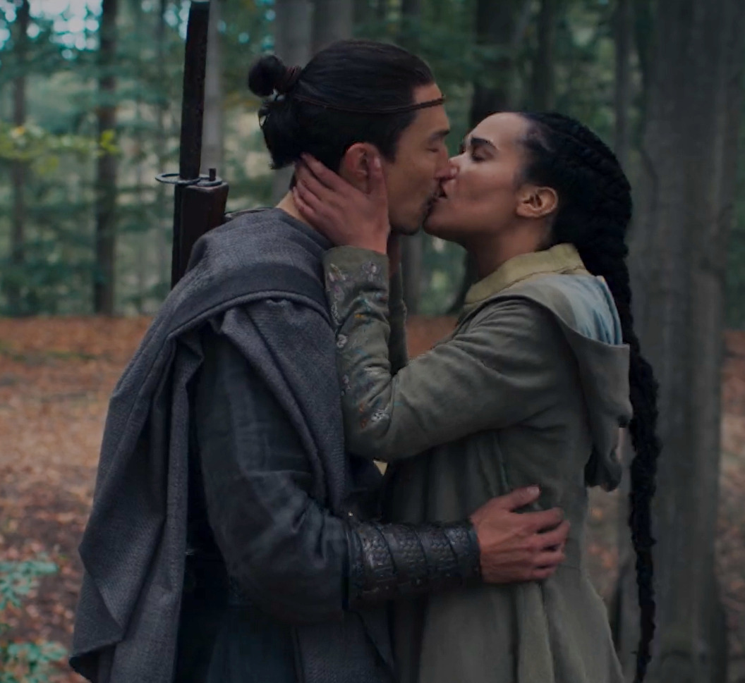 Screen cap from Wheel of Time season 2 promo vid on twitter showing Lan and Nynaeve standing outside, kissing.