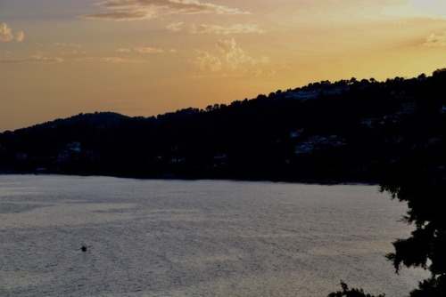 Κοιταχτήκαμε στα μάτια κι ύστερα σιώπησαν τα πάντα. Ο ήλιος άρχισε να υποχωρεί κι η θάλασσα να γαλην