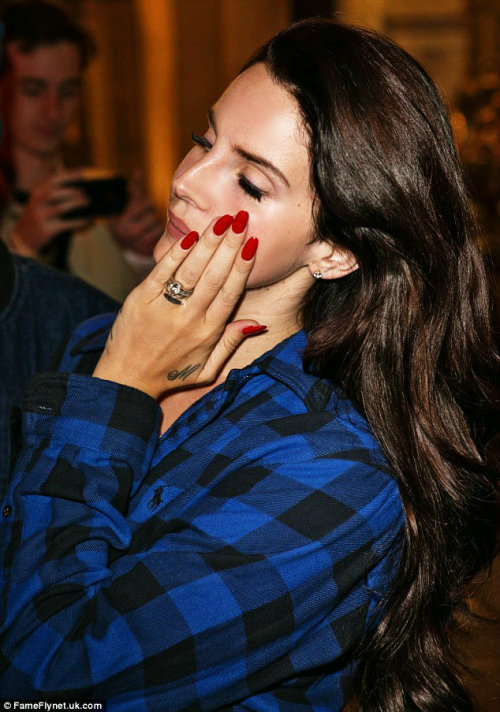 delrey4ever:  Lana Del Rey spotted leaving her hotel in Paris, 2012.