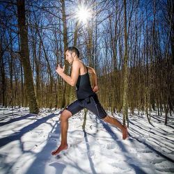 Mes parents skiaient, mais pas moi. Alors je restais à la maison de campagne, et j’allais souvent courir pieds nus dans la neige… Et le soir, j’y allais souvent à poil. J’ai déjà couru presque un kilomètre comme ça…Ça me fait toujours