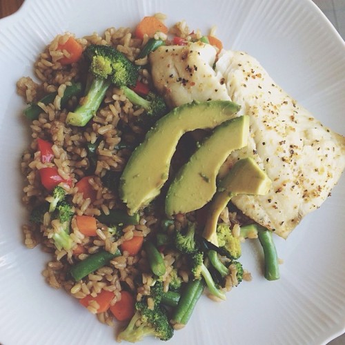 goodhealth-andgoodvibes: Post workout amazing lunch! Baked lemon pepper tilapia on a bed of veggie f