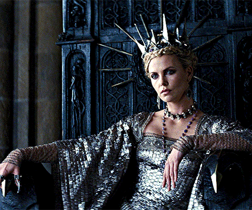 beyonce-knowles-carter:Charlize Theron as Queen RavennaSNOW WHITE AND THE HUNTSMAN (2012)THE HUNTSMA