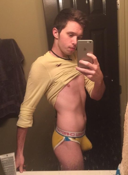 guyswhoshouldbeunderwearmodels:  @JakeWhiteXXXX bulges out! Follow him on Twiiter!