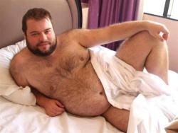 cubpanda:  gingercub82:  megabaerchen:  bear-kub69:  Remove the sheets, please.  Na der geile Chubby sieht richtig gut aus!!! ;-)   What a sexy man! Woofda!  