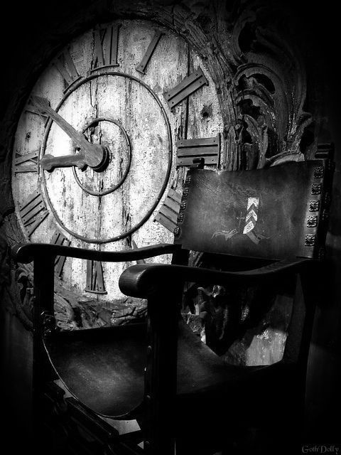 gothdolly:  ✙.¸¸. ✶ ✪ *☽ ✪ ☾   El tiempo pasa…..un año más? …o un año menos?…en todo caso tiempo…solo tiempo. …