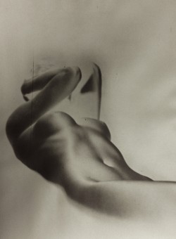 fragrantblossoms:  Heinz Hajek-Halke, Liegender Akt (reclining nude) from Portfolio ‘Heinz Hajek-Halke: 12 Reprints aus den Jahren 1927-1960  ’, late 1920s. 