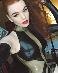 miss-deadly-red:  One my favourite latex pieces to date of course made by the beyond fabulous @nange.magro_dead.lotus.couture *latex magician* 😍🔮 can’t wait to show you the results of this shoot eeeee!!!! #latex #rubber #fetish #pale #eyebrows