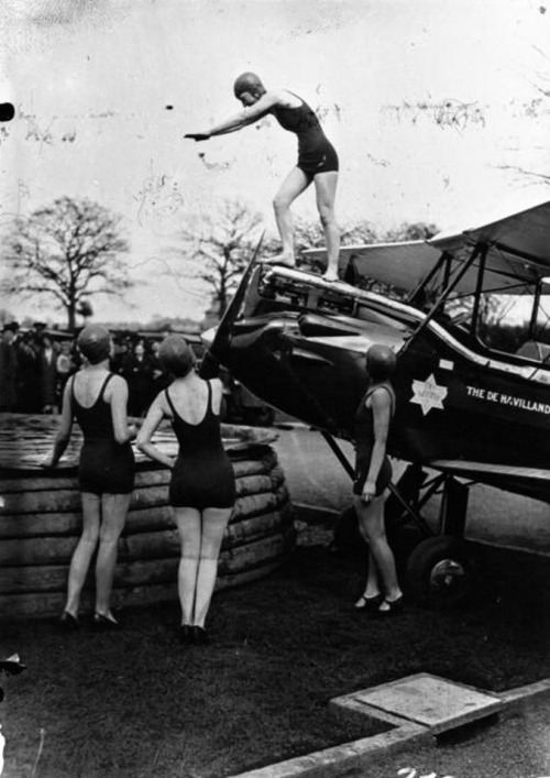 funjoke:Un avion plongeoir (plane used as diving board), et une piscine mobile à l’aérodrome de Hatf