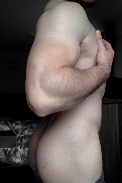 theonlylivingboyinnewyork:  I’ve run out of captions for my selfies, so I’ll just name this one, “spot the stretch marks”. 