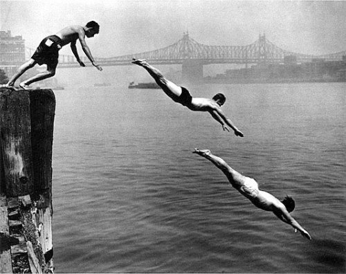 Arthur Leipzig, Divers, East River, 1948