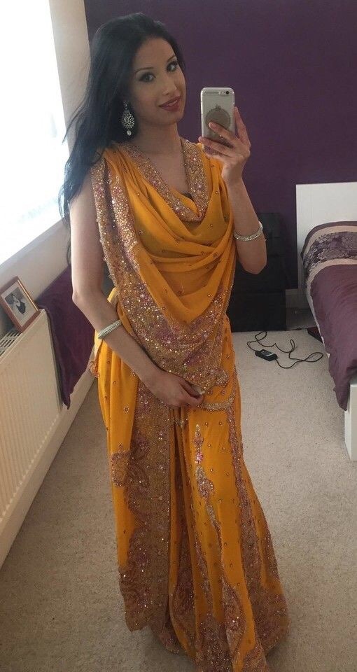 londonsdirtiest:  sexysouthasians:  Desi BOMBSHELL 😍😍  https://LondonsDirtiest.tumblr.com