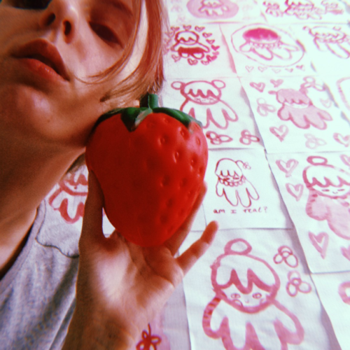 mothcub:Please look at my big strawberry.