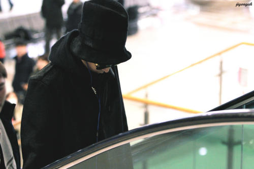 yellow-sprout: 130111 G-Dragon @ Gimpo Airport (HQ Picture) Source: @_JIYONGAH