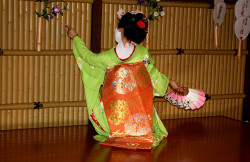 geisha-kai:  Maiko Kanoyumi dancing the Gion