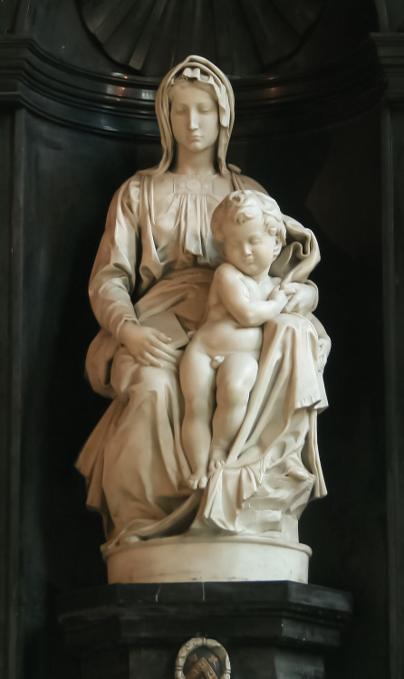 The Madonna and Child in the church of Our Lady of Bruges by Michelangelo (early XVIth century).⚜ Go