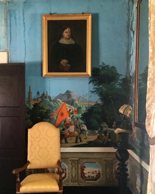  Interior of Casa de Sezim, Guimarães, Portugal. Wallpaper by Zuber (”L’Hindoustan”). 