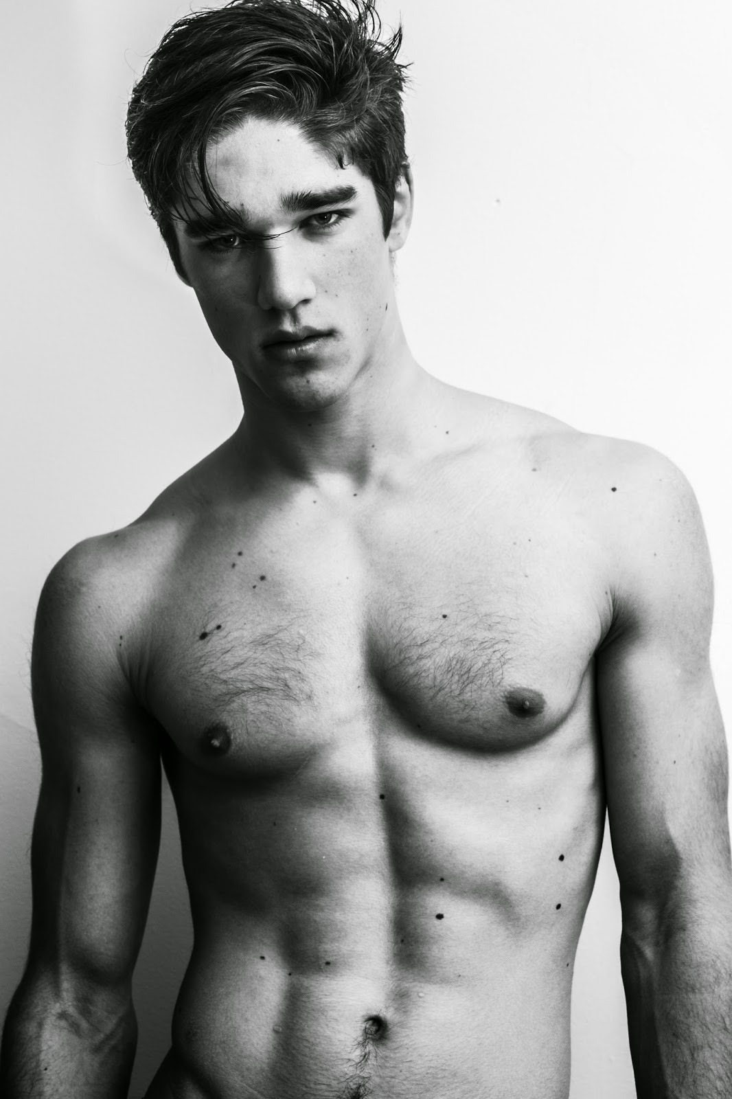 justdropithere:  Simon Miskech by Michelle Du Xuan