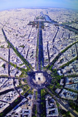 supran0va:  crooksh4nks:  Champs Elysees  &lt;3 paris 