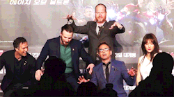 doesanyonewannagetout:      Avengers cast being dorks    