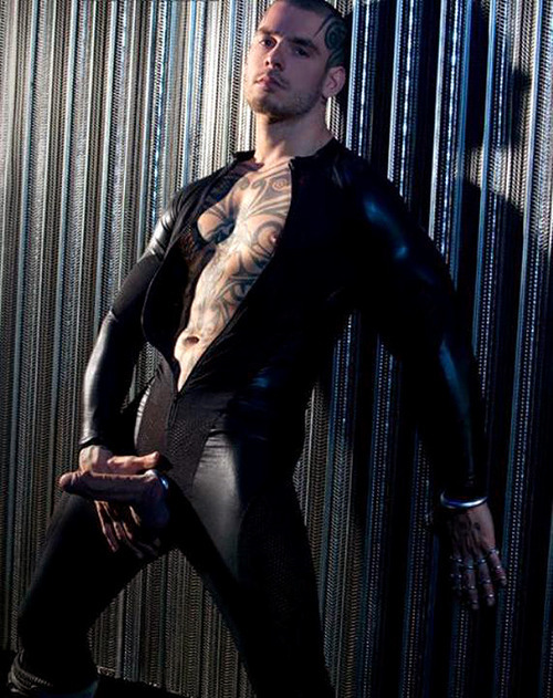 i-darkhorizons:  rimdiver:  A gorgeous piece of meat.  And his dick is hot, too.  Woooofffff!! 