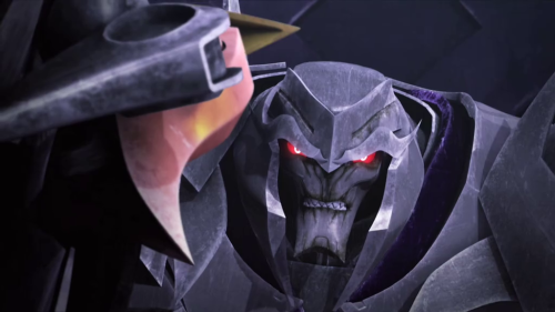 Megatron was ready for Predaking this time and they grappled. At first, Predaking was able to push M