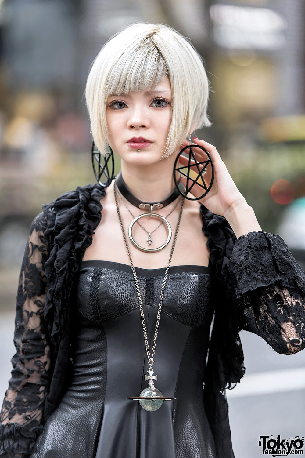 tokyo-fashion:  Averu on the street in Harajuku wearing a dark gothic look with a