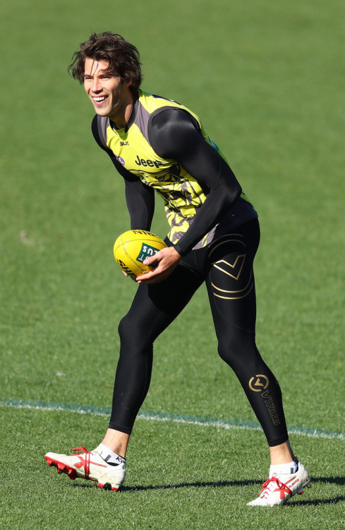 XXX quando2:  Alex Rance  photo