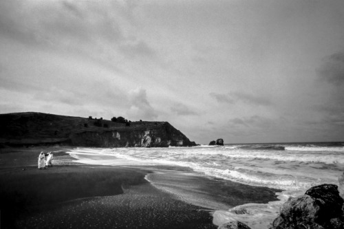hjlphotos: Nuns on the beach by hjl on Flickr. 1/30, f/22, TMax 100, Canon FD 17mm f/4 + R2 on F-1.